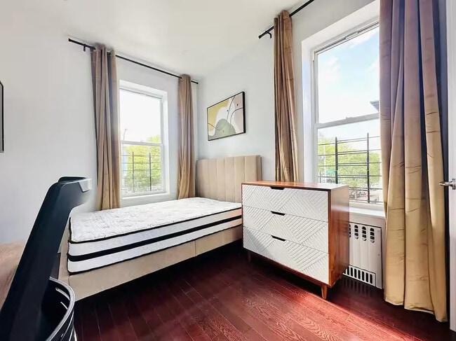 Photo - Crown Heights Room, HDTV, 24 min to Manhattan #537 Unit 2R