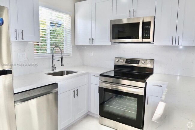 Building Photo - 110 SW 20th Ave Rental