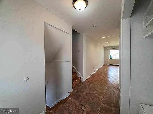 702 W Edmonston Dr