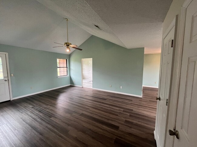 Photo - 907 Primrose Ln