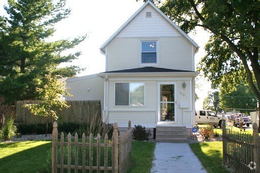 Building Photo - AVAILABLE AUGUST 1st! 3 Bedroom House w/ G...