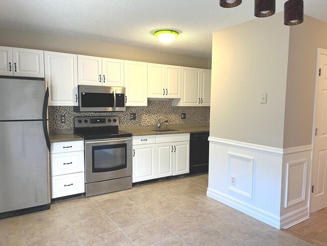 Building Photo - 585 Park Rd Unit 11-2