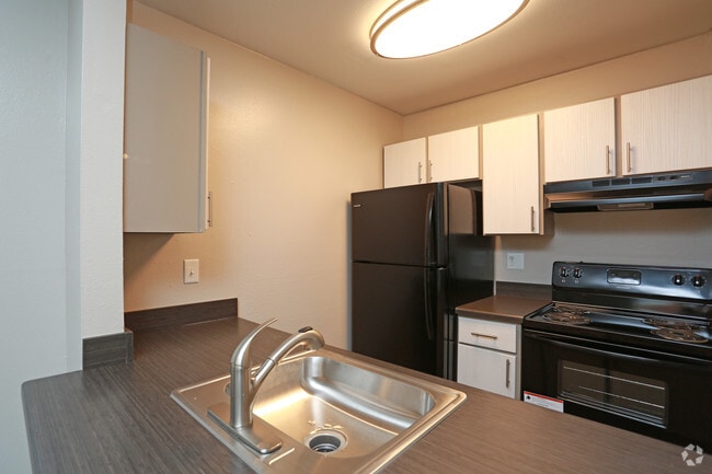 1BR, 1BA - 640 SF