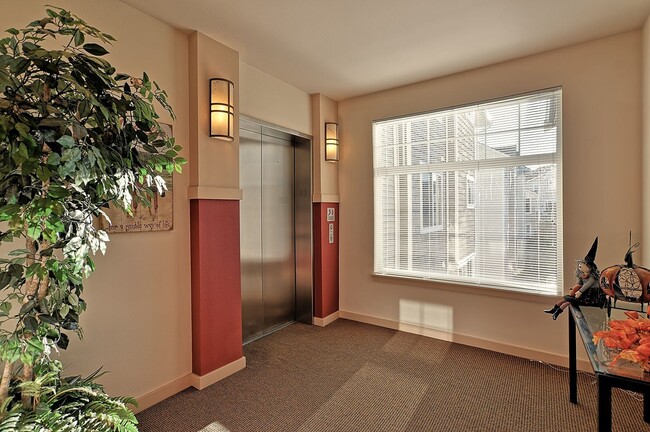 Photo - Mukilteo Golf Course View Condo – Modern C...