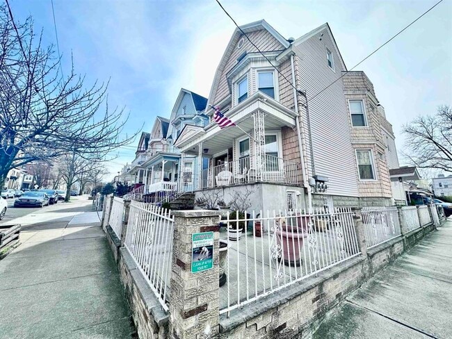 Building Photo - 117 Duncan Ave Unit 2
