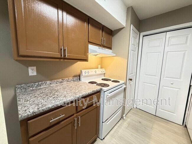 2150 N Sherwood Forest Dr Unidad 10B