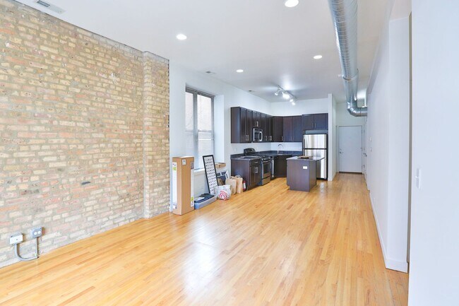 Photo - Amazing Noble Square Large (1600 s.f.) 3 Bedroom 2 Bath Duplex Unit 608 -1