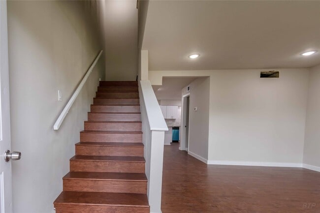 Building Photo - 12046 Beechnut St