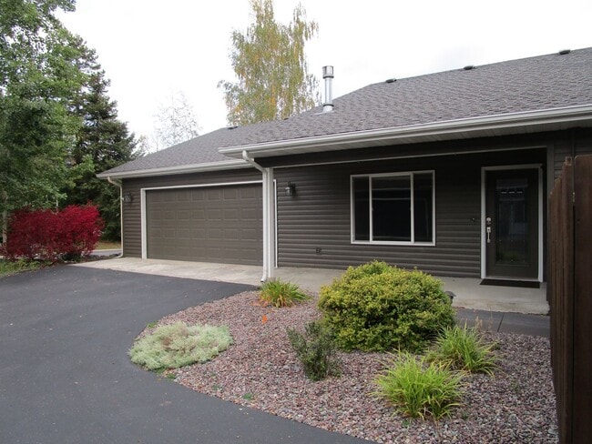 Photo - 2 bedroom Townhome close to Whitefish Lake...