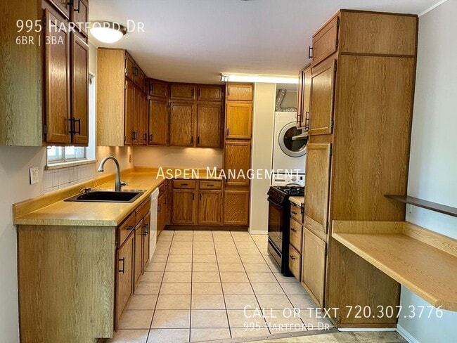 Photo - 995 Hartford Dr