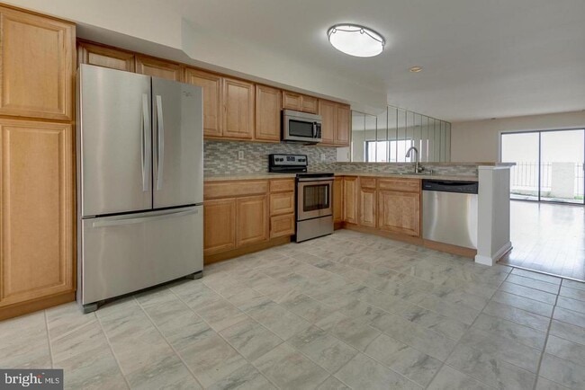 Building Photo - 11 Queen Elizabeth Ct