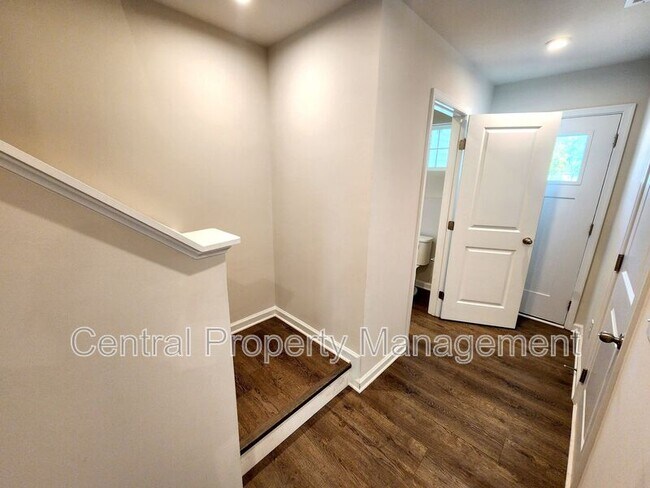 Photo - 165 Sarnesfield Wy