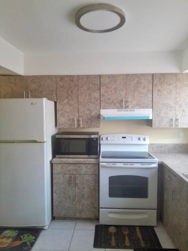 Building Photo - 2551 NW 41st Ave Unit 211