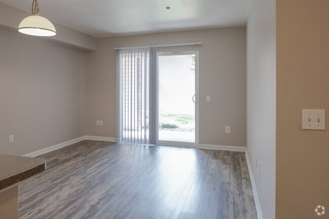 2BR, 1BA - 777SF