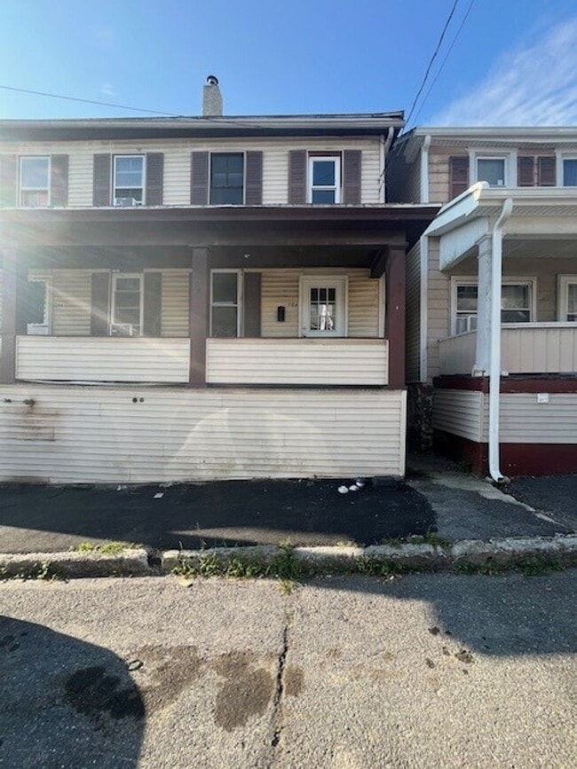 Building Photo - 3 bedroom 1 bathroom Rental
