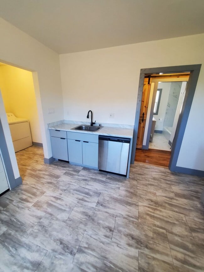 Photo - 4455-4457 N 30th St. (Duplex) Unidad 4457 Upper