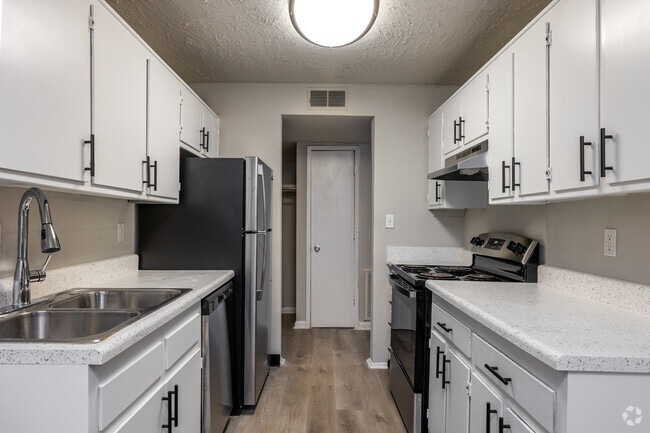 2BR, 1.5BA - 950SF - Kitchen
