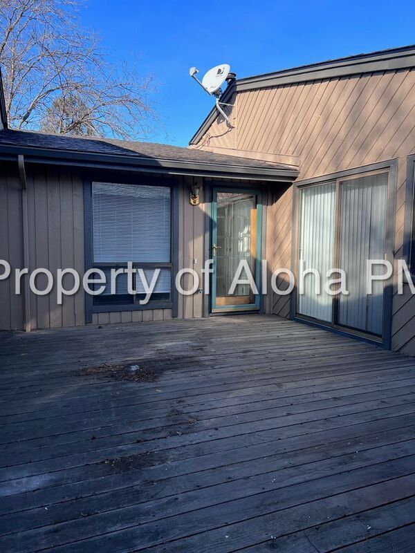 Photo - 885 Camelot Dr