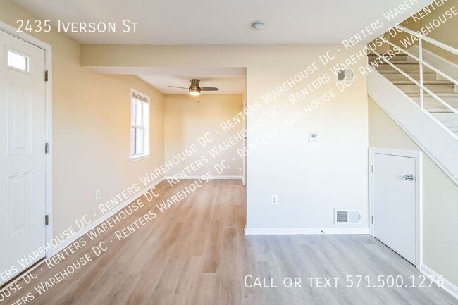 Move-in ready 2-level, 2Bd/1Bth end-of-row... - Move-in ready 2-level, 2Bd/1Bth end-of-row... House