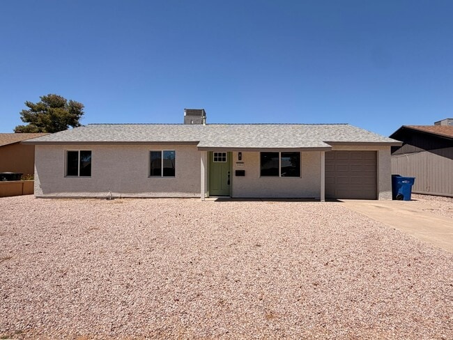 Building Photo - Stunning 3 bed / 2 bath remodeled Home in Phoenix with No HOA