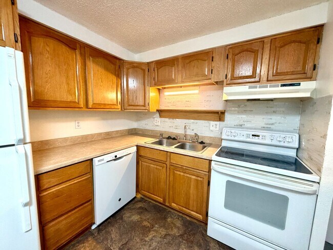 Photo - Quiet and private 1 bedroom on the 1st floor - in Glendale Unit G10