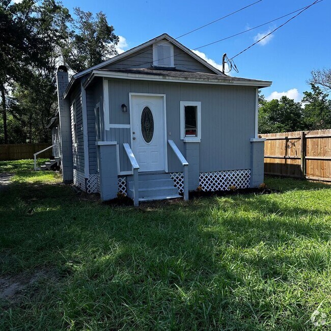 Building Photo - Newly Renovated 3/2 Rental