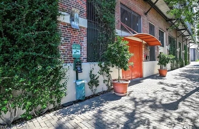 Building Photo - 2205 McKinney St Unit 306