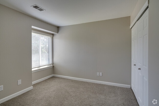 2BR, 1BA - 860SF - Foxwood Upper - Bedroom