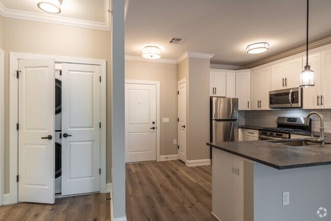 1BR, 1BA - 914SF