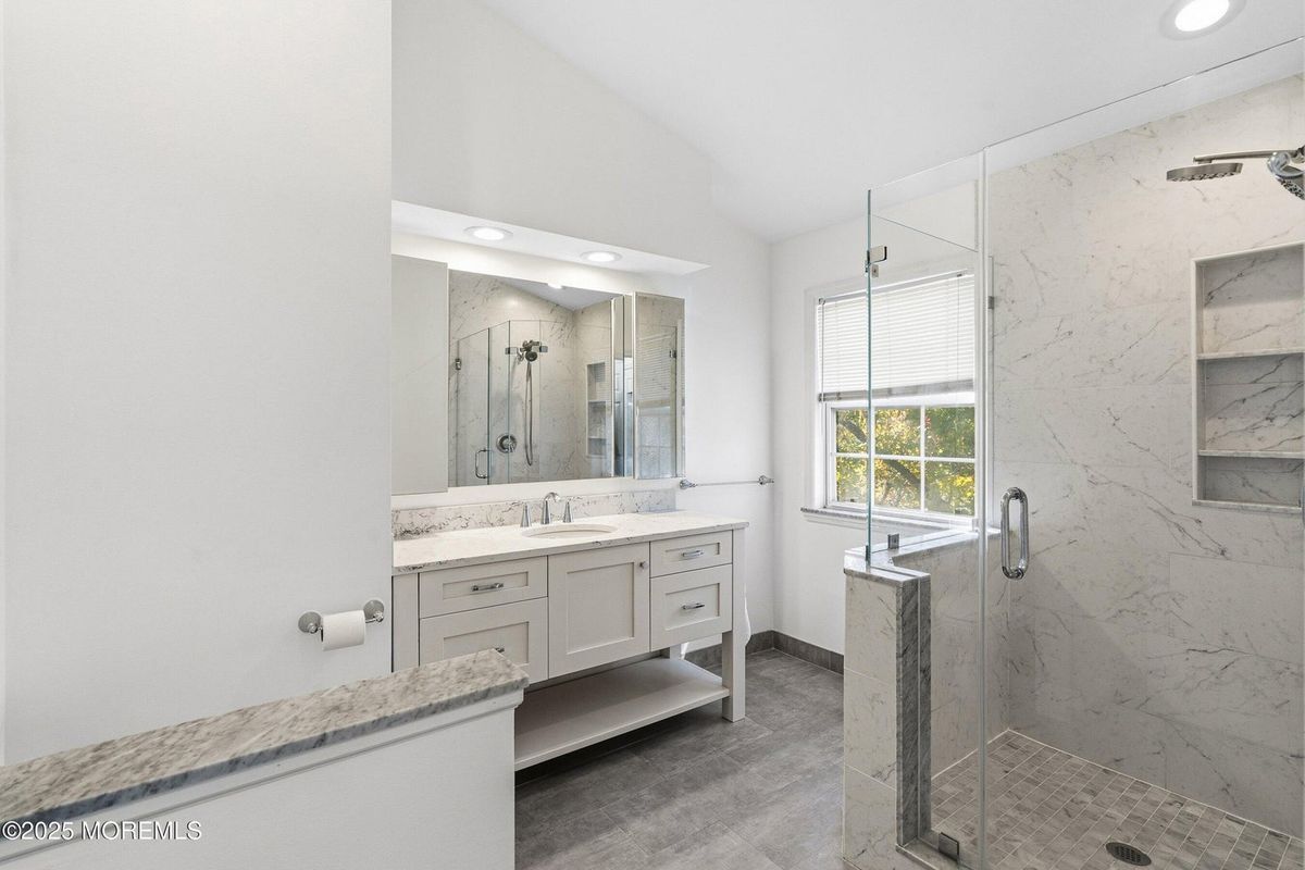 Photo - 325 Towne Dr