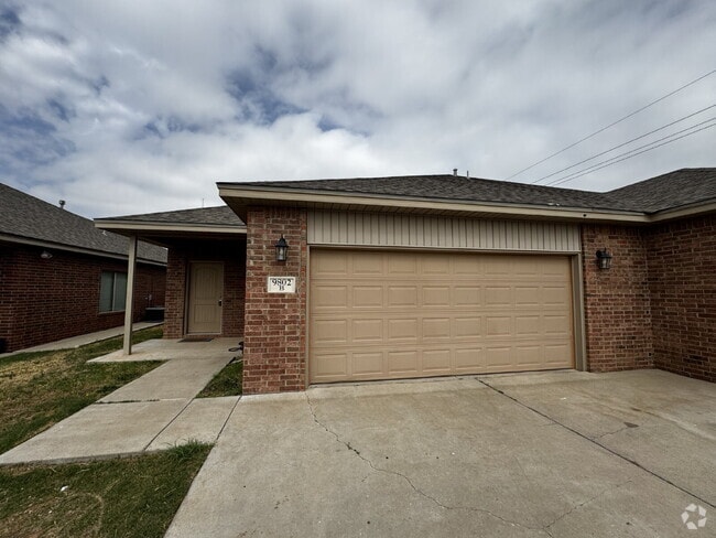 Building Photo - "Spacious 3-Bedroom Duplex with 2 Full Bat... Rental