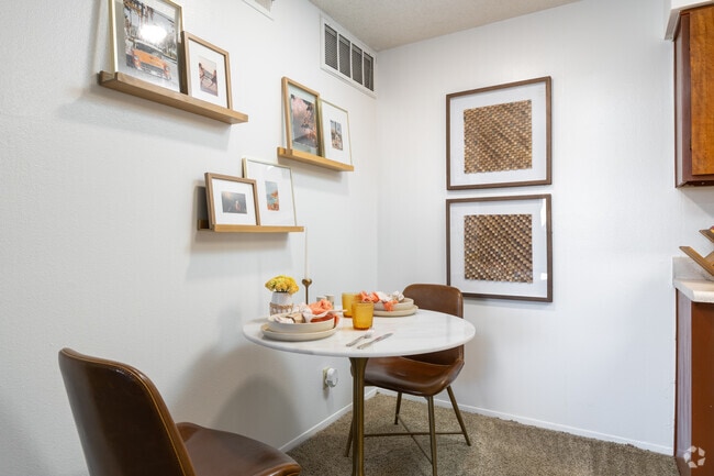 1BR, 1BA - 551SF - Dining Room
