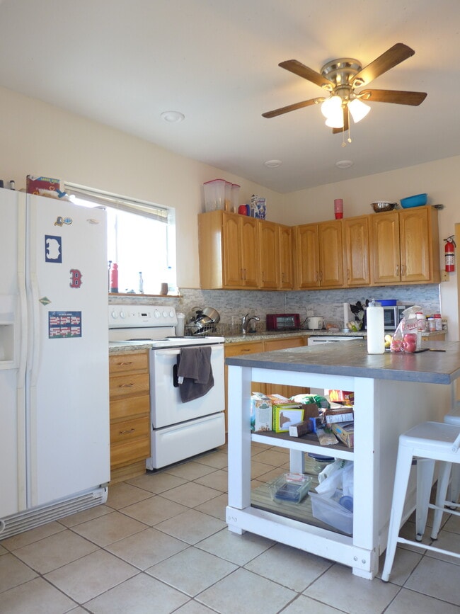 Photo - 832 Parker St