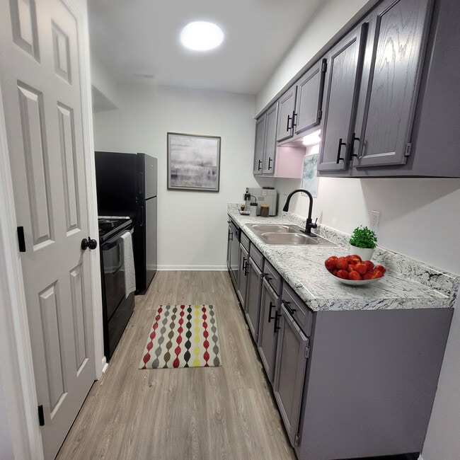 Building Photo - Pine Glen Rental