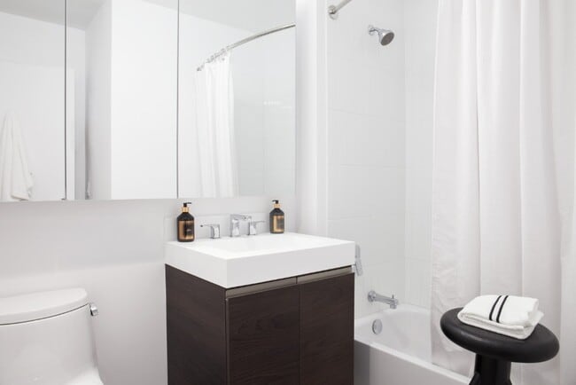 Photo - 28-10 Jackson Ave Unidad 25D