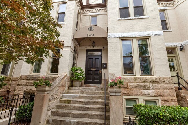 Photo - Professionally Managed & Recently Renovated // 2 Bedroom 2 Bathroom Condo // Meridian Hill Park... Unidad 7