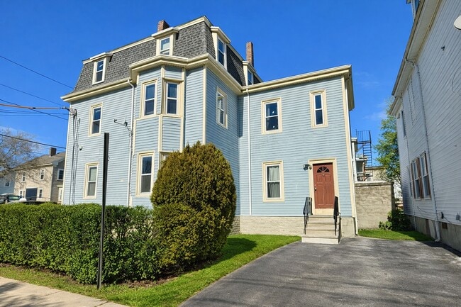 Exterior - Side - 16 Lincoln St Unit 1