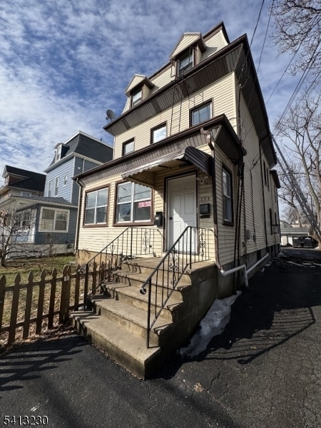 Building Photo - 552 Jefferson Ave Unit 2