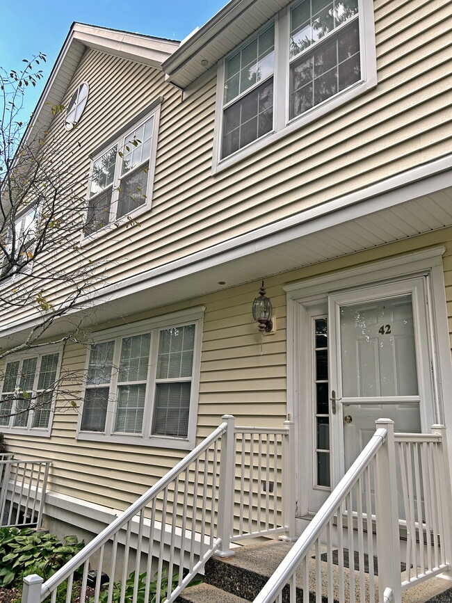 Building Photo - 629 Danbury Rd Unit APT 42