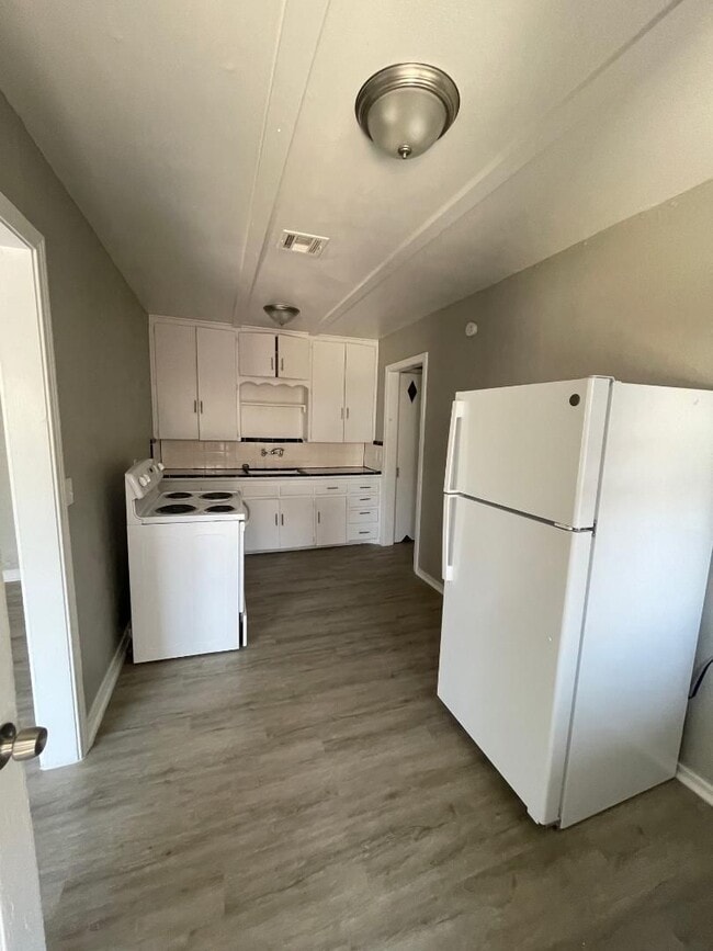 Photo - 2 BED 1 BATH DUPLEX FOR LEASE
