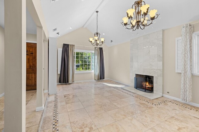 Building Photo - 5 Bedroom 5.5 Bathroom Pool Home in Encino