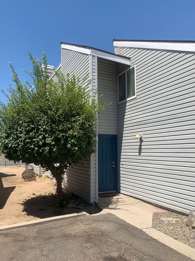 Building Photo - Lovey Townhome In Clovis!