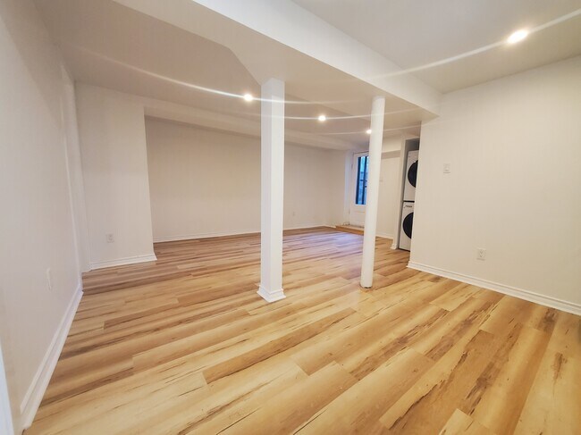 Photo - LARGE, very bright lower level loft apartment-  Available on April 1 is this beautiful, large and... Unité Lower