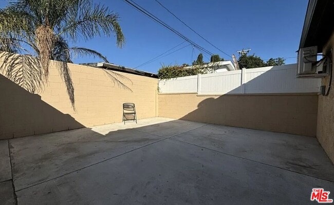 Photo - 9248 Lev Ave