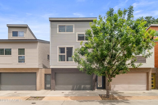 Photo - 212 Highland Oaks Ln