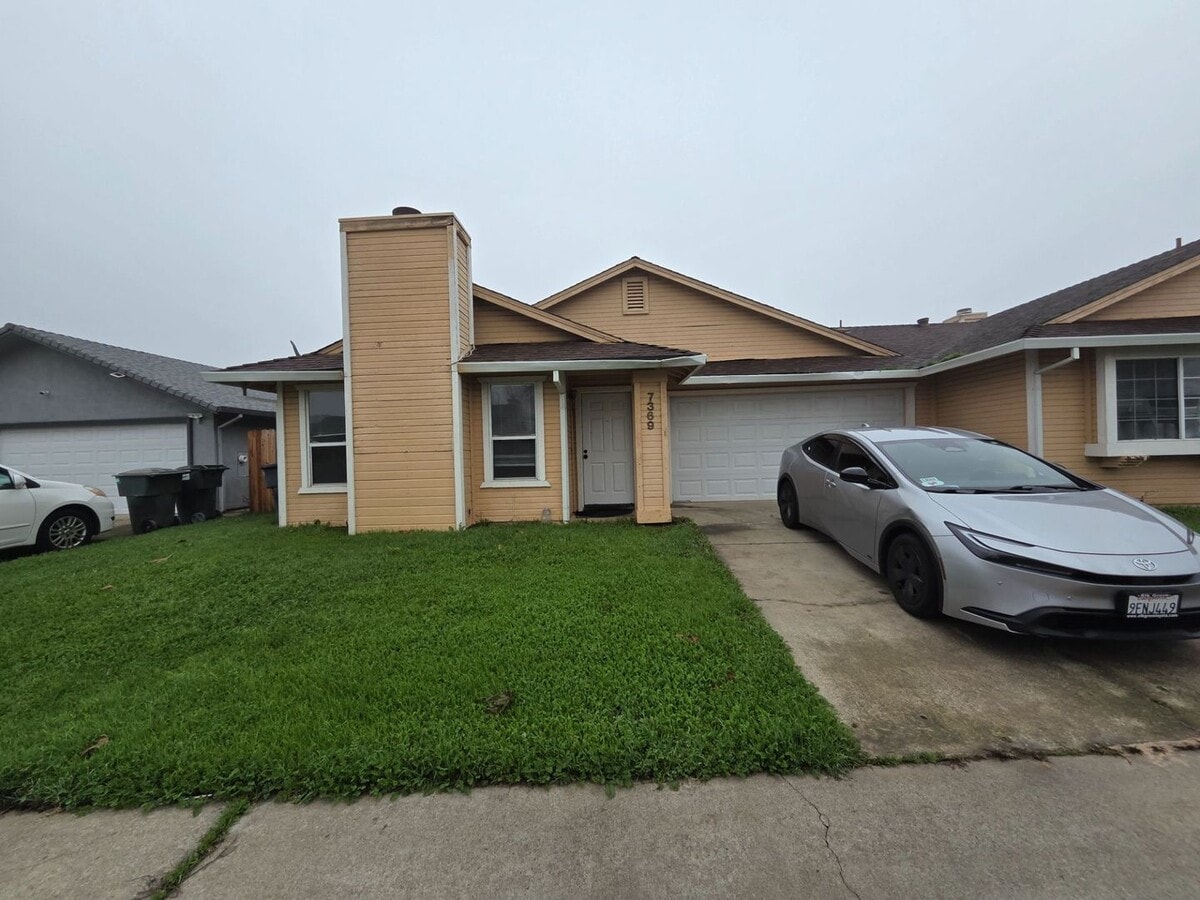 Photo - **JU824/RO736-Yang Mai Ly Unidad 7369 Robshell Court