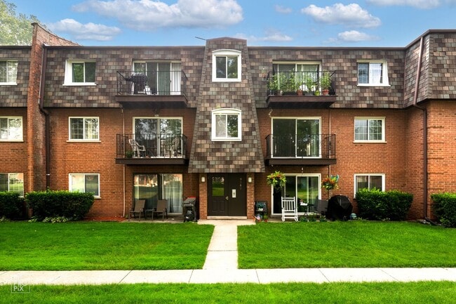 Building Photo - 2 Bedroom 1 Bath Condo in Des Plaines! Unit 2N