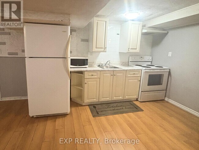 Photo - 381 Fleet St