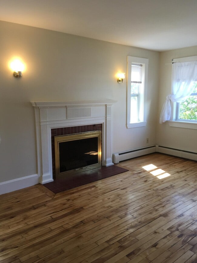 Building Photo - 4 Queens Way Unit # 1 Rental
