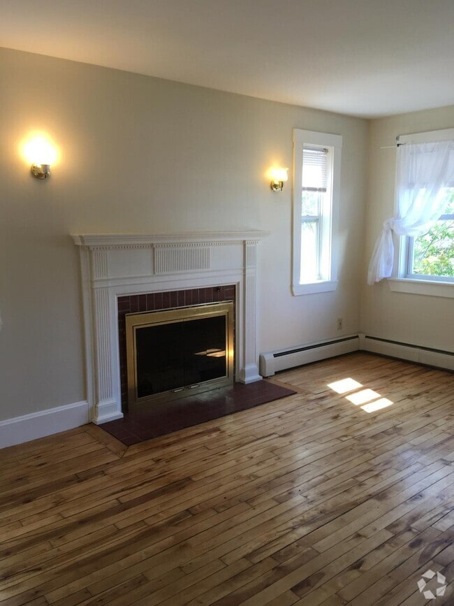 Building Photo - 4 Queens Way Unit # 1 Rental